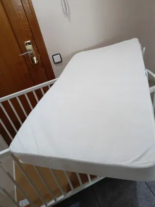 Cuna de bebé blanca