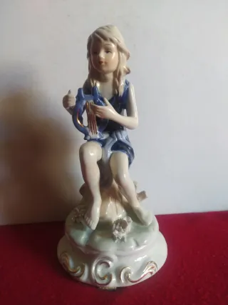 Statuetta Capodimonte ceramica ragazza con lira