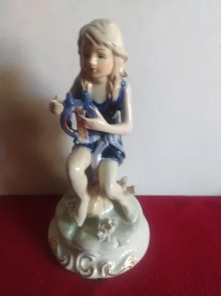 Statuetta Capodimonte ceramica ragazza con lira