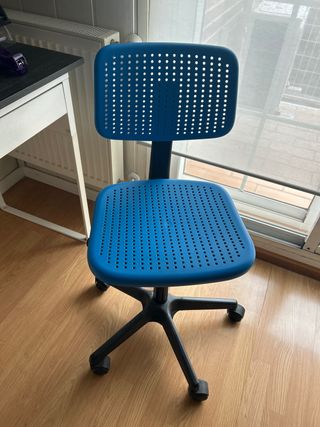 Silla de oficina azul y negra