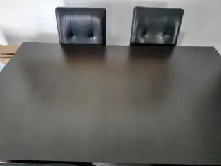 Mesa de comedor de madera oscura