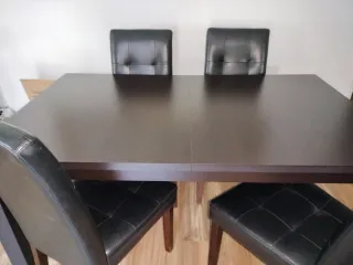 Mesa de comedor de madera oscura