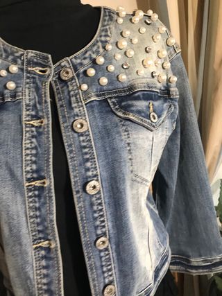 Chaqueta vaquera con perlas