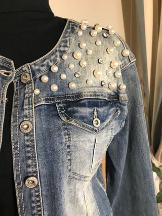 Chaqueta vaquera con perlas