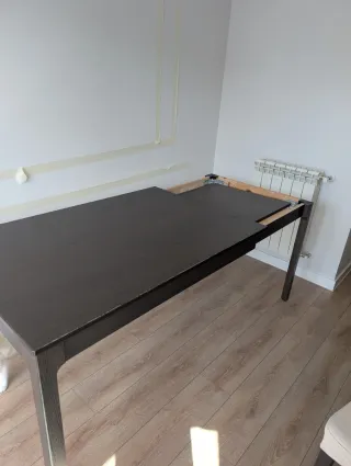 Mesa de salón extensible de madera y sillas