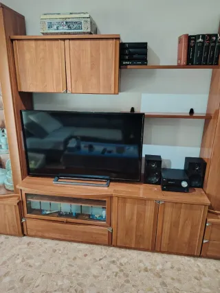 Mueble de madera cerezo y cristal para salón