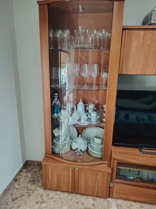 Mueble de madera cerezo y cristal para salón