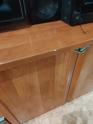 Mueble de madera cerezo y cristal para salón