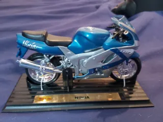 Moto a escala Kawasaki Ninja ZX-9R