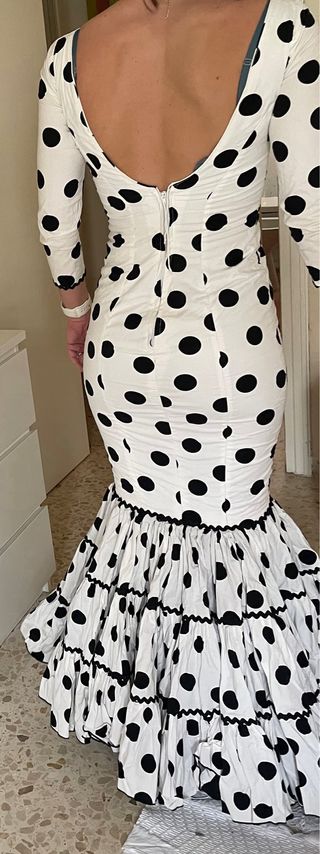 Traje de flamenca lunares blanco y negro.