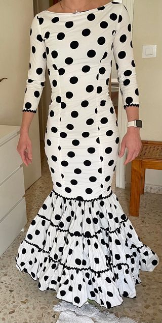 Traje de flamenca lunares blanco y negro.