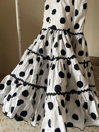 Traje de flamenca lunares blanco y negro.