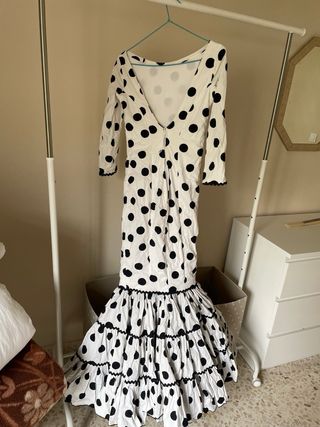 Traje de flamenca lunares blanco y negro.