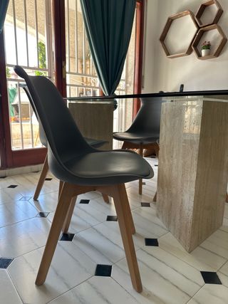 Mesa de comedor con 4 sillas e mesita de salón