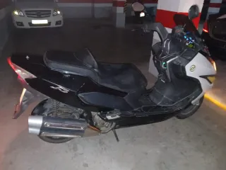 Daelim S3 Maxi Scooter Negra y Blanca. 634947473