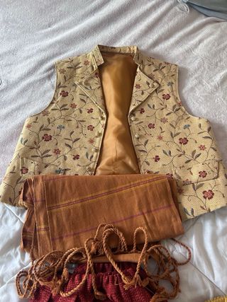 Traje fallero dorado y rojo