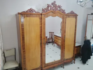 Armario antiguo de madera con espejo