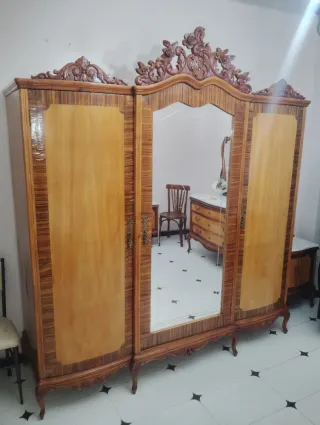 Armario antiguo de madera con espejo