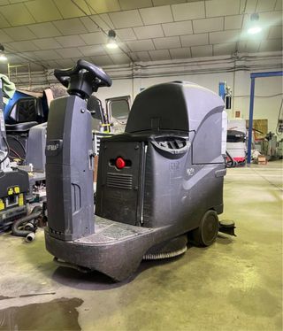 Fregadora industrial hombre sentado