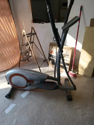 Elíptica gris y naranja