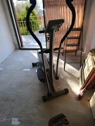 Elíptica gris y naranja