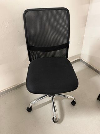 Silla de oficina negra con ruedas