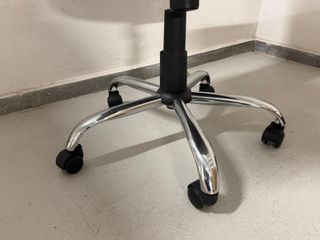 Silla de oficina negra con ruedas