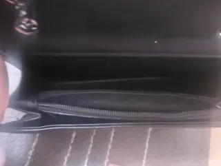 Bolso negro con tachuelas