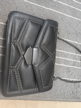 Bolso negro con tachuelas