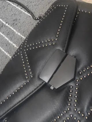 Bolso negro con tachuelas