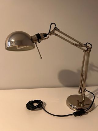 Lámpara de escritorio metálica plateada