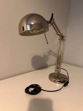 Lámpara de escritorio metálica plateada