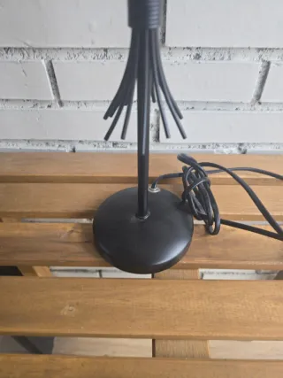 Lámpara de mesa negra y blanca