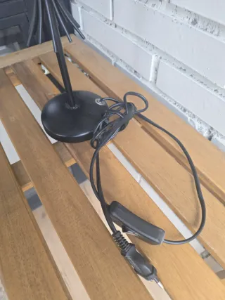 Lámpara de mesa negra y blanca