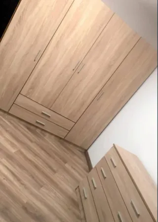 Armario de madera claro