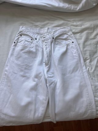 Pantalón blanco recto básico