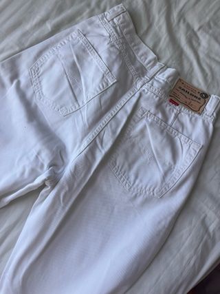 Pantalón blanco recto básico