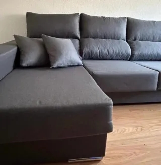 Sofá modular gris con 2 pufs