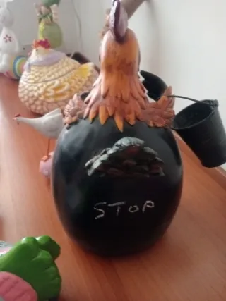 Gallina decorativa in resina