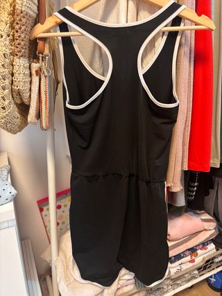 Mono deportivo negro con ribetes blancos Talla S