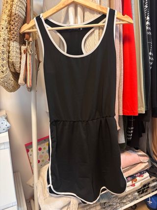 Mono deportivo negro con ribetes blancos Talla S
