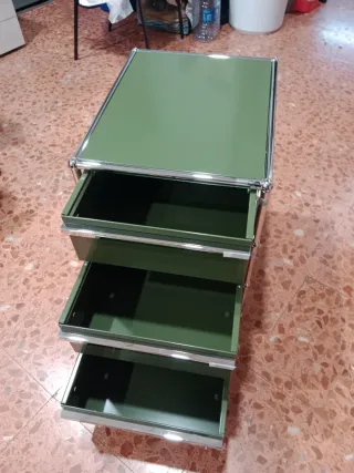 Cajonera USM modular verde y plata