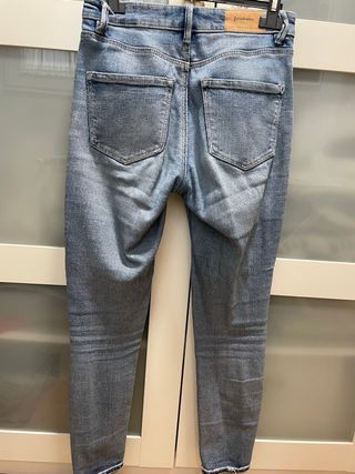 Lote 2 vaqueros Stradivarius y MNG