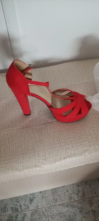 Zapatos de tacón rojos