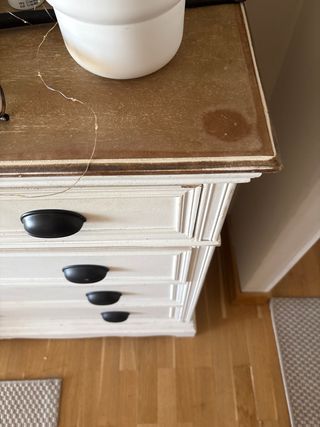 Cómoda de madera blanca y marrón