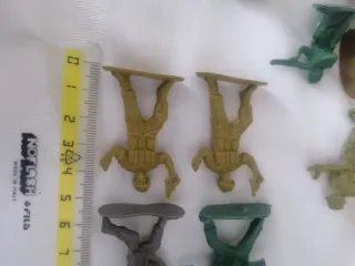 Lotto 23 soldatini 1993 + accessori