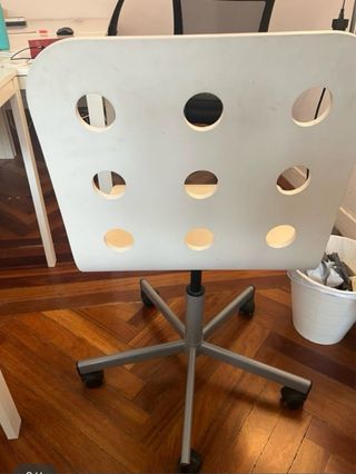 Silla de oficina blanca de madera