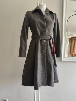 Abrigo El Ganso Mujer Gris con Tira Roja
