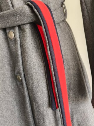 Abrigo El Ganso Mujer Gris con Tira Roja