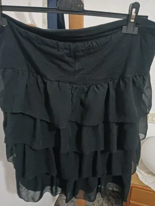 Falda negra volantes